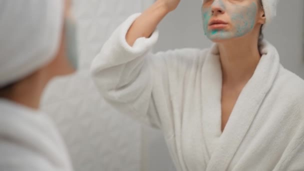 Női Szépségportré Boldog Többnemzetiségű Megérinti Természetes Egészséges Bőr Használ Kozmetikai — Stock videók