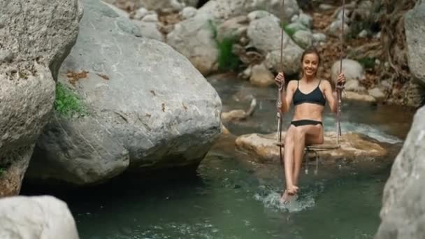 Wakacje Bikini Beach Girl Model Czarnym Stroju Kąpielowym Palmie Swing — Wideo stockowe