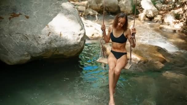 Gadis Cantik Kurus Berbaju Renang Hitam Bersenang Senang Air Terjun — Stok Video