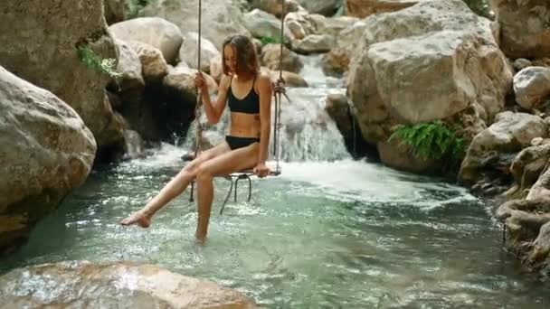Femme Heureuse Bikini Sur Balançoire Dans Forêt Tropicale Sur Rive — Video