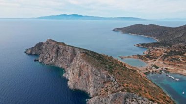 Yukarıdan bakıldığında, şeffaf ve turkuaz deniz manzaralı birkaç tekne ve yatla. Akdeniz kıyıları, Knidos Antik kenti, Datca, Türkiye. Yaz tatili ve deniz kenarına seyahat