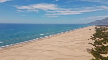 Güzel Deniz Dalgaları, yaz mevsimi deniz manzaralı deniz manzaralı plaj manzaralı. Boş Mavi Deniz Suyu Okyanus Seyahati Tropik Kum Dalgası Beyaz Sahil Cenneti Turizm Adası 4K