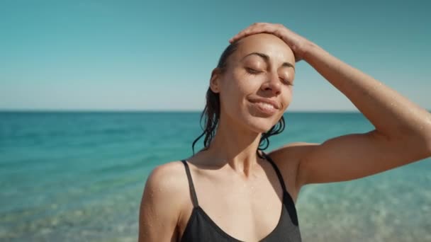 Foto Aire Libre Joven Modelo Sonriente Disfrutando Playa Del Mar — Vídeo de stock
