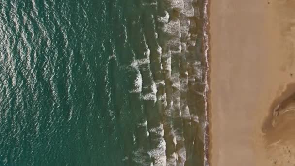 Vista Aérea Sobrevoando Praia Areia Branca Tropical Nascer Sol Praia — Vídeo de Stock
