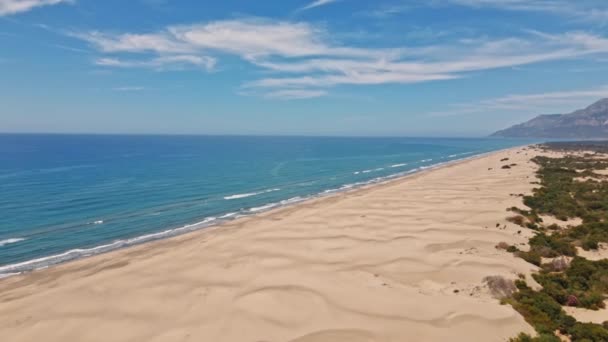 美しい海の波夏の海の空の景色水のテクスチャトップビーチの眺め 空の青い海空の水海洋旅行休暇熱帯波砂の太陽自然白い海岸パラダイス観光島4K — ストック動画