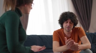 Gergin ve bitkin adam onun önünde kanepede otururken psikolog onun sorunlarını anlatmaya çalışıyor