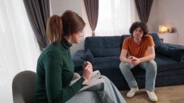 Kadın bir psikiyatristin muayenesinde erkek hasta. Akıl sağlığı. El ele tutuşmak. Yakın plan..