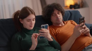 İşten sonra genç bir çift kanepede uzanıyor ve ikisi de akıllı telefonlarına bakıyor. İnsanlar birlikte zaman geçiriyorlar ama kendi telefonları var. Sosyal ağları, mesajları arıyor ve paylaşıyorlar.