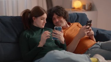 İşten sonra genç bir çift kanepede uzanıyor ve ikisi de akıllı telefonlarına bakıyor. İnsanlar birlikte zaman geçiriyorlar ama kendi telefonları var. Sosyal ağları, mesajları arıyor ve paylaşıyorlar.