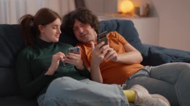 İşten sonra genç bir çift kanepede uzanıyor ve ikisi de akıllı telefonlarına bakıyor. İnsanlar birlikte zaman geçiriyorlar ama kendi telefonları var. Sosyal ağları, mesajları arıyor ve paylaşıyorlar.