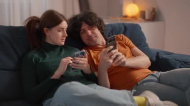 İşten sonra genç bir çift kanepede uzanıyor ve ikisi de akıllı telefonlarına bakıyor. İnsanlar birlikte zaman geçiriyorlar ama kendi telefonları var. Sosyal ağları, mesajları arıyor ve paylaşıyorlar.