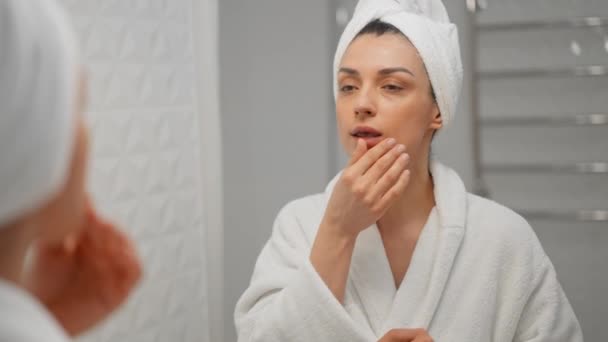 Atemberaubende Junge Multiethnische Dame Weißes Badetuch Gehüllt Steht Hellen Badezimmer — Stockvideo