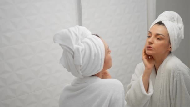 Közeli Gyönyörű Alkalmazása Bőrápoló Krém Arcra Ápolása Bőr Női Szépség — Stock videók