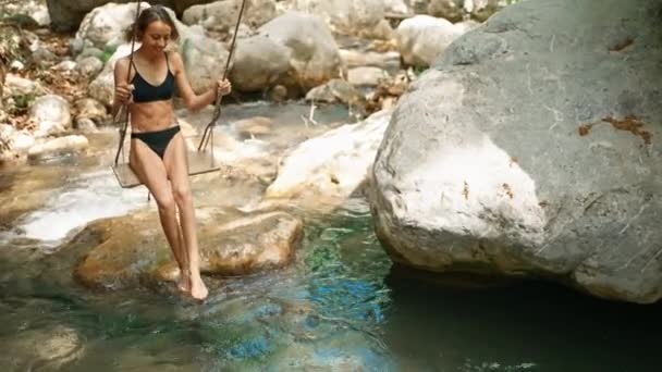 Wakacje Bikini Beach Girl Model Czarnym Stroju Kąpielowym Palmie Swing — Wideo stockowe