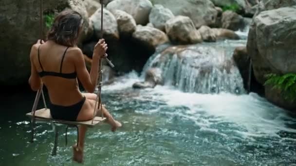 Гарна Струнка Спортивна Дівчина Чорному Купальнику Розважається Водоспаді Балі Концепція — стокове відео