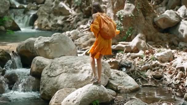 Tânără Excursionistă Costume Soare Portocalii Merge Lungul Râului Munte Bolovani — Videoclip de stoc