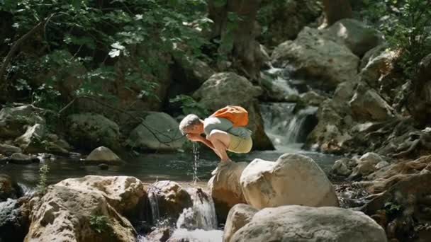 Escursionista Rallentatore Che Prende Acqua Fresca Pulita Nelle Palme Del — Video Stock