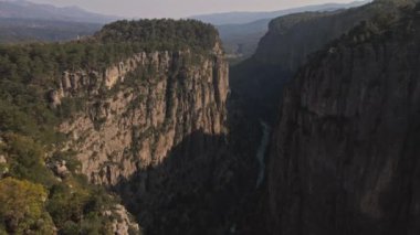 Türkiye 'deki güzel, derin ve büyük Tazi kanyonunun hava manzarası, sinema destanı doğa manzarası. Türkiye 'nin Antalya kentinde turizm ve popüler yerler. Tazı Kanyonu