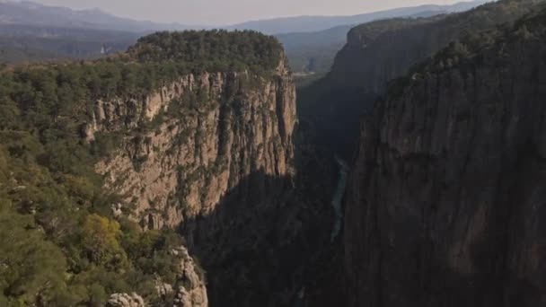 風景の中に航空機のドローン飛行自然奇跡 山の谷の風景 巨大な崖や岩の上に壮大な航空機のドローン飛行 劇的な地質学的不思議 鳥の目のビュー4K トルコのタージ峡谷 — ストック動画