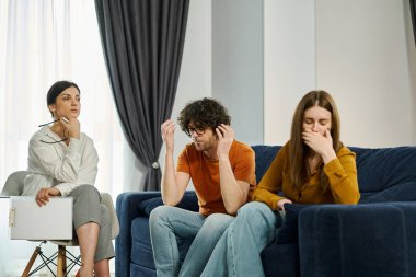 Hayal kırıklığına uğramış bir erkek ile çaresiz bir kadın arasındaki duygusal çatışma profesyonel bir psikoterapist tarafından izlenirken...