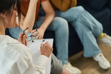 Kadın terapistin not alması, terapi görmesi ya da bir müşteriyle terapi görmesi. Seçici Odaklanma