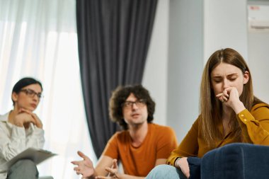Psikoterapistle terapi seansı sırasında genç bir çift. Umutsuzluk ve hüsran içindeki kadına odaklan. İlişkide yanlış anlama