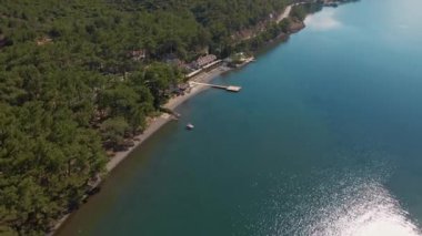 Türkiye 'de güneşli bir günde İHA' nın yüksek noktasından Antalya Körfezi 'ne ait hava görüntüleri. Kuşlardan inanılmaz bir şehir manzarası. Güzel kasaba ve deniz yamaçları üzerinde uçuyorlar.