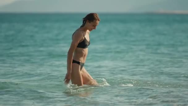 在户外拍摄的照片中 年轻的女模特在蓝天的映衬下享受着海滩的美景 夏天出去玩乐的女人 — 图库视频影像