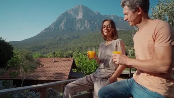 Güneşli Bir Sabahta Mutlu Bir Çift Dağ Kampında Güneşin Doğuşunun — Stok video