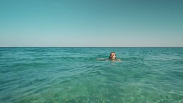 Красивый Улыбающийся Молодой Смешанной Расы Wooman Наслаждаясь Плаванием Средиземном Море — стоковое видео