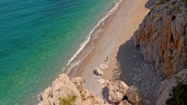 Türkiye 'nin Antalya körfezindeki boş plaj. Kumsal ve Akdeniz 'in turkuaz suları. Türkiye 'nin doğası. hava görüntüsü