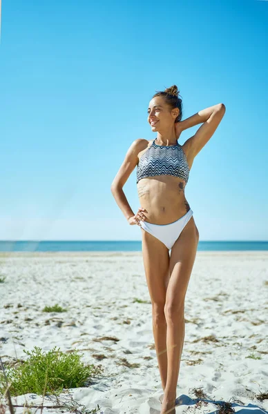 Oszałamiająca Opalona Kobieta Długimi Nogami Ciesząca Się Słońcem Rajskiej Plaży — Zdjęcie stockowe