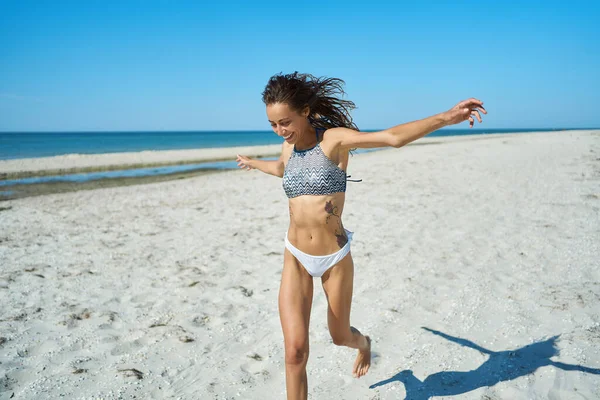 Glad Bekymringsløs Ung Kvinne Som Løper Langs Den Hvite Sandstranden – stockfoto