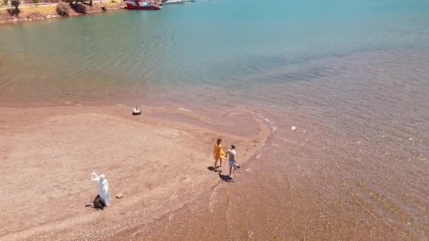 Türkiye Nin Akdeniz Kıyısındaki Güzel Pembe Kumlu Plajda Yürüyen Sevimli — Stok video