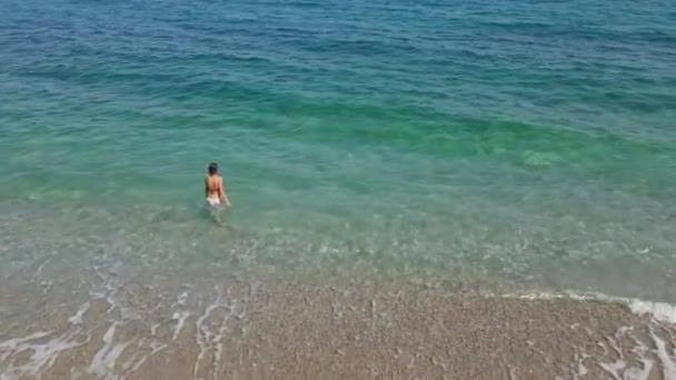 Luchtfoto Van Jonge Vrouw Bikini Zwempak Die Naar Zee Komt — Stockvideo