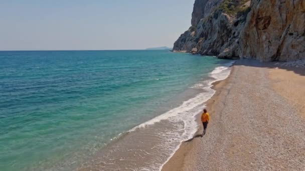 Antalya Yakınlarındaki Boş Vahşi Kumsalda Tek Başına Yürüyen Insansız Hava — Stok video