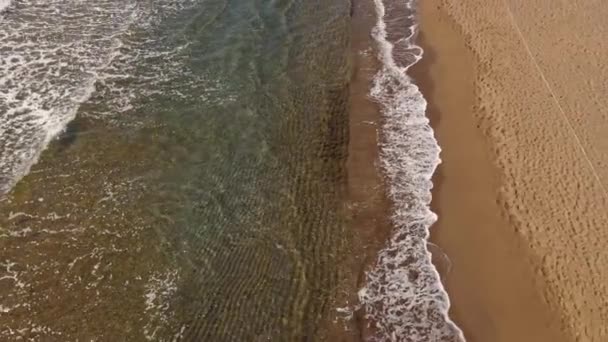 Вид Зверху Прозоре Блакитне Море Красивими Хвилями Сонячний День Влітку — стокове відео
