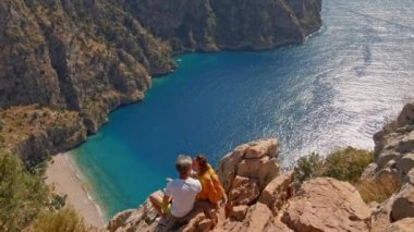 Türkiye 'deki Kelebek Vadisi' nin yüksek kanyonu Fethiye 'de oturan ve öpüşen sevimli çiftin hava manzarası. Turistler ve gezginler için popüler ve ünlü bir turistik nokta. Birlikte seyahat ediyoruz.
