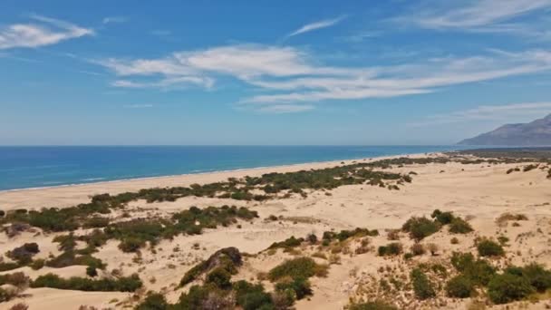 背景上的沙质沙丘 海岭和山岭令人惊叹的空中景观 土耳其迷人的风景 Patara海滩著名的旅游胜地无人机画面土耳其里维拉海岸 — 图库视频影像
