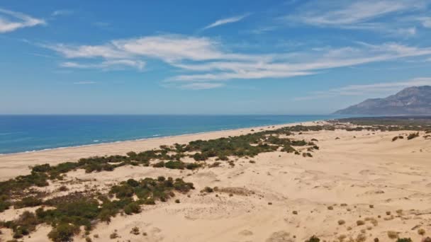 Потрясающий Вид Воздуха Песчаные Дюны Пустыни Море Горный Хребет Заднем — стоковое видео