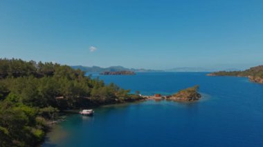 Türkiye 'de Akdeniz kıyısında arabaları ve kamyonetleriyle vahşi kamp yapmak için güzel bir hava manzarası. Minibüs turizmi yaz tatili. Ada sahilinde tenha bir sahil.