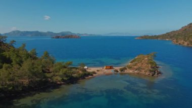 Türkiye 'de Akdeniz kıyısında arabaları ve kamyonetleriyle vahşi kamp yapmak için güzel bir hava manzarası. Minibüs turizmi yaz tatili. Ada sahilinde tenha bir sahil.