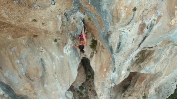 Luftaufnahme Schöne Athletische Bergsteigerin Klettern Auf Überhängenden Anspruchsvolle Route Auf — Stockvideo