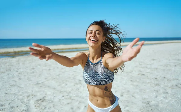 Radosna Szczęśliwa Kobieta Biegająca Plażowych Ramionach Wyciągnięta Stronę Kamery Inspirujące — Zdjęcie stockowe