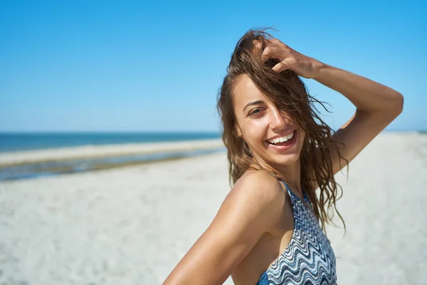 Ritratto Bella Donna Sorridente Spiaggia Sole Caldo Pelle Liscia Fuga — Foto Stock