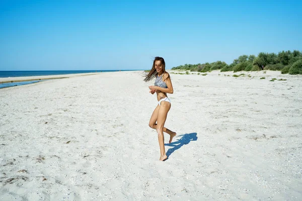 Lykkelig Jente Løper Lekent Langs Stranden Det Hvite Paradis Denne – stockfoto