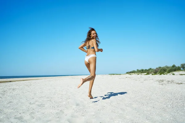 Gledelig Morsom Bikinimodell Som Løper Langs Hvit Sandstrand Leker Seg – stockfoto