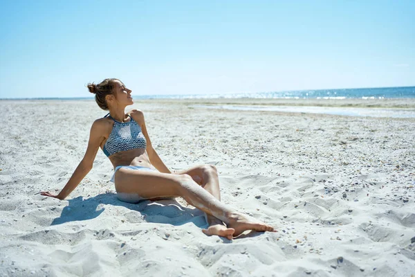 Aurinkoinen Ranta Rentouttava Loma Bikinimalli Jossa Täydellinen Ohut Runko Bikineissä — kuvapankkivalokuva