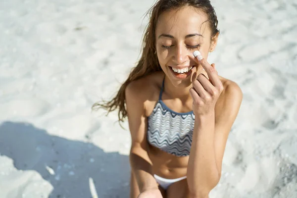 Lykkelig Vakker Kvinne Med Solbrun Hud Som Tar Skjell Ansiktet – stockfoto