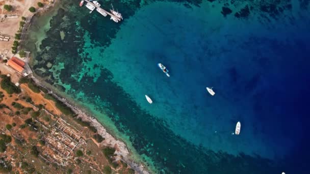 Вид Сверху Прозрачное Бирюзовое Море Несколькими Лодками Яхтами Побережье Средиземного — стоковое видео